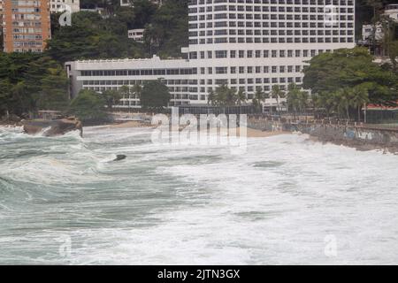 Sheraton Beach (Vidigal Beach) in Rio de Janeiro, Brasilien - 28. Mai 2020: Blick auf Sheraton Beach aus einem Aussichtspunkt am Leblon Strand in Rio de Janeir Stockfoto