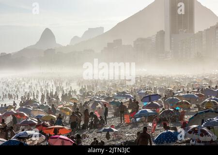 Sonniger Tag am strand von leme in copacabana in Rio de Janeiro, Brasilien - 2. November 2016: Überfüllter Strand an einem typischen sonnigen Wochenende am strand von copacabana in ri Stockfoto
