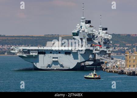 HMS Queen Elizabeth und HMS Prince of Wales im Hafen von Portsmouth von einer Wightlink-Fähre aus gesehen, die zur Isle of Wight abfährt. Stockfoto