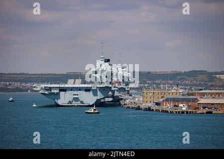 HMS Queen Elizabeth und HMS Prince of Wales im Hafen von Portsmouth von einer Wightlink-Fähre aus gesehen, die zur Isle of Wight abfährt. Stockfoto