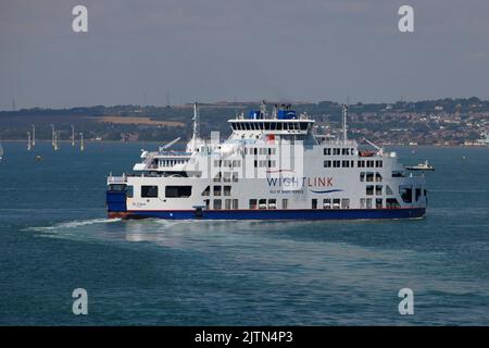 Wight Link Ferry St Clare im Hafen von Portsmouth, von einer Wightlink-Fähre aus gesehen, die zur Isle of Wight abfährt. Stockfoto