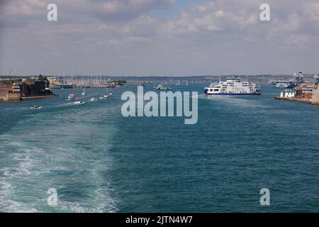 Der kleine Bootskanal wurde verwendet, um Portsmouth Harbour auf der linken Seite zu betreten, von einer Wightlink Fähre aus gesehen, die zur Isle of Wight abfährt. Stockfoto