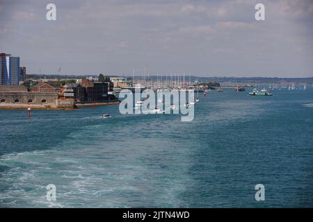 Der kleine Bootskanal wurde verwendet, um Portsmouth Harbour auf der linken Seite zu betreten, von einer Wightlink Fähre aus gesehen, die zur Isle of Wight abfährt. Stockfoto