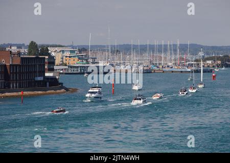 Der kleine Bootskanal wurde verwendet, um Portsmouth Harbour auf der linken Seite zu betreten, von einer Wightlink Fähre aus gesehen, die zur Isle of Wight abfährt. Stockfoto