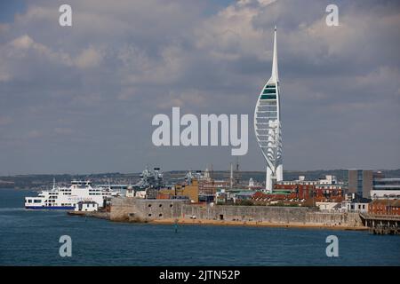 Der Spinnaker Tower und ein Blick auf den Hafen von Portsmouth von einer Wightlink-Fähre aus, die zur Isle of Wight abfährt. Stockfoto