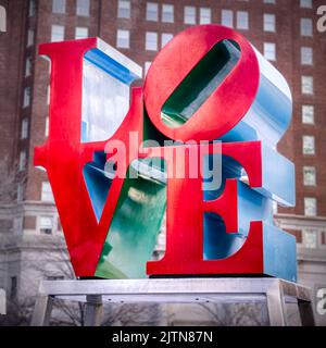 Die „Love“-Skulptur befindet sich im JFK Plaza, Philadelphia, PA. Es ist die Kreation des Pop-Künstlers Robert Indiana. Stockfoto