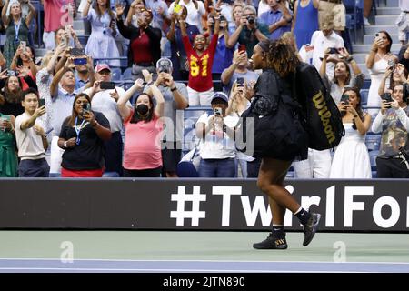 Flushing Meadow, United Gab An. 31. August 2022. Serena Williams steigt im Arthur Ashe Stadium ein, um am Mittwoch, den 31. August 2022, im USTA Billie Jean King National Tennis Center in New York City an ihrem Sercond-Round-Spiel der US Open Tennis Championships 2022 gegen Anet Kontaveit aus Estland zu spielen. Foto von John Angelillo/UPI Credit: UPI/Alamy Live News Stockfoto