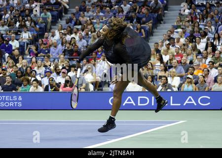 Flushing Meadow, United Gab An. 31. August 2022. Serena Williams dient Anet Kontaveit aus Estland während ihres zweiten Spiels der US Open Tennis Championships 2022 im Arthur Ashe Stadium im USTA Billie Jean King National Tennis Center in New York City am Mittwoch, den 31. August 2022. Foto von John Angelillo/UPI Credit: UPI/Alamy Live News Stockfoto