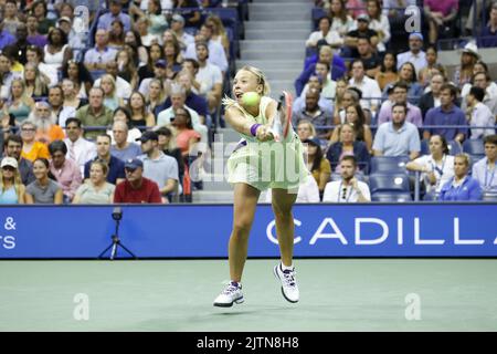 Flushing Meadow, United Gab An. 31. August 2022. Anet Kontaveit aus Estland gibt einen Ball an Serena Williams zurück.während ihres zweiten Spiels der US Open Tennis Championships 2022 im Arthur Ashe Stadium im USTA Billie Jean King National Tennis Center in New York City, am Mittwoch, den 31. August 2022. Foto von John Angelillo/UPI Credit: UPI/Alamy Live News Stockfoto