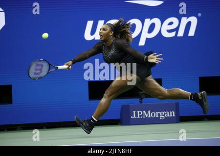 Flushing Meadow, United Gab An. 31. August 2022. Serena Williams gibt am 2022 Mittwoch, den 31. August 2022, im Arthur Ashe Stadium im USTA Billie Jean King National Tennis Center in New York City einen Ball an Anet Kontaveit aus Estland zurück. Foto von John Angelillo/UPI Credit: UPI/Alamy Live News Stockfoto