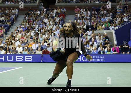 Flushing Meadow, United Gab An. 31. August 2022. Serena Williams gibt am 2022 Mittwoch, den 31. August 2022, im Arthur Ashe Stadium im USTA Billie Jean King National Tennis Center in New York City einen Ball an Anet Kontaveit aus Estland zurück. Foto von John Angelillo/UPI Credit: UPI/Alamy Live News Stockfoto