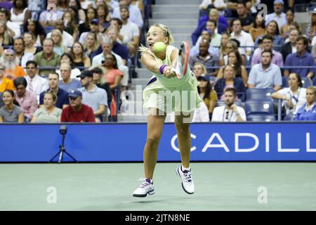 Flushing Meadow, United Gab An. 31. August 2022. Anet Kontaveit aus Estland gibt einen Ball an Serena Williams zurück.während ihres zweiten Spiels der US Open Tennis Championships 2022 im Arthur Ashe Stadium im USTA Billie Jean King National Tennis Center in New York City, am Mittwoch, den 31. August 2022. Foto von John Angelillo/UPI Credit: UPI/Alamy Live News Stockfoto