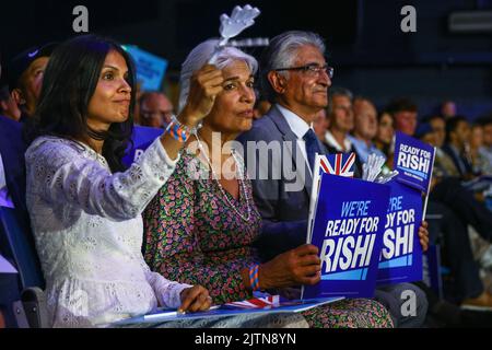 London, Großbritannien. 31. August 2022. Rishi Sunaks Frau, Akshata Murthy (links), und seine Eltern. Bei den letzten Rennen um die Führung der Konservativen Partei in der Wembley Arena kämpfen Liz Truss und Rishi Sunak um die Führung der Partei und die Position des nächsten Premierministers. Kredit: Imageplotter/Alamy Live Nachrichten Stockfoto