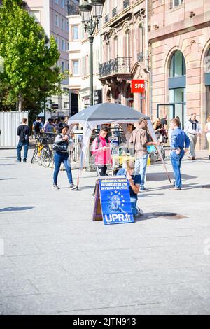 Straßburg, Frankreich - 12. Sep 2015: Protest im Stadtzentrum mit Austritt aus NATO und EU und Eurozone - Werbeplakat Protest im Stadtzentrum von UPR Party - Union Populaire Republicaine Stockfoto