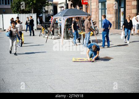 Straßburg, Frankreich - 12. Sep 2015: Mann auf Plakat mit Let's exit NATO and UE and Eurozone - Werbung Plakat Protest im Stadtzentrum von UPR Party - Union Populaire Republicaine Stockfoto