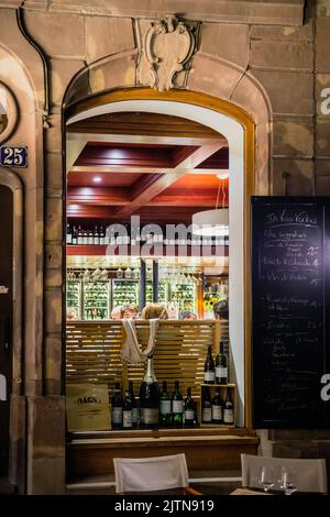 Straßburg, Frankreich - 18. Sep 2015: Vertikales Bild der Menschen im Restaurant mit leerem Terrassenmenü auf der Tafel - im Restaurant Vino Veritas Stockfoto