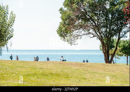 Thessaloniki, Griechenland - 30. Okt 2014: Ägäis mit Einheimischen und Touristen, die auf der Promenade wandern Stockfoto