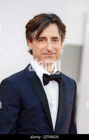 Venedig, Italien. 31. August 2022. VENEDIG, ITALIEN - 31. AUGUST 2022: Noah Baumbach trifft auf den roten Teppich von „White Noise“ und die Eröffnungszeremonie während des Internationalen Filmfestivals von Venedig 79. ein, das am 31. August 2022 im Palais des Festivals in Venedig, Italien, stattfand. Foto von John Rasimus Credit: dpa/Alamy Live News Stockfoto