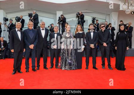 Venedig, Italien, 31. August 2022. Leila Hatami, Mariano Cohn, Rodrigo Sorogoyen, Audrey Diwan, Julianne Moore, Kazuo Ishiguro, Leonardo Di Costanzo, Festivaldirektor Alberto Barbera und Roberto Cicutto besuchen die Premiere von „White Noise“ während des Internationalen Filmfestivals von Venedig 79. im Palazzo del Cinema am Lido in Venedig, Italien, am 31. August 2022. Stockfoto