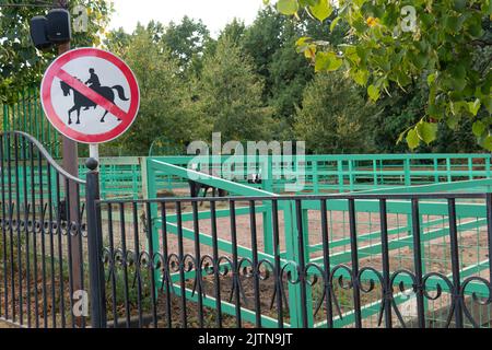 Pferd Warnschild Symbol verboten roten Pferd Sicherheitswarnung, Konzept weiß Symbol in der Art und Weise von isolierten Weg, erlaubt Reisen. Keine Jockey-Natur, Stockfoto