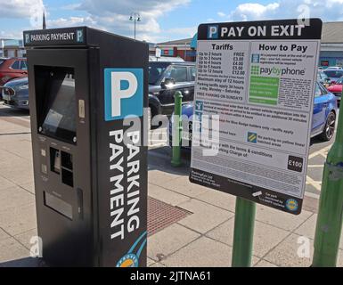 Parkautomat & Schilder, Gebühren von PayByPhoone und ParkingEye, im Cockhedge Shopping & Retail Park in Warrington, Ceshire, UK, WA1 Stockfoto