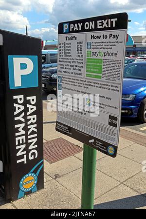 Parkautomat & Schilder, Gebühren von PayByPhoone und ParkingEye, im Cockhedge Shopping & Retail Park in Warrington, Ceshire, UK, WA1 Stockfoto