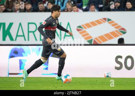 Augsburg, Deutschland. 31. Oktober 2021. Fußball: Bundesliga, FC Augsburg - VfB Stuttgart, Matchday 10, WWK Arena. Wahid Faghir aus Stuttgart spielt den Ball. (An dpa 'VfB Stuttgart verleiht Stürmer Wahid Faghir nach Dänemark') Quelle: Matthias Balk/dpa/Alamy Live News Stockfoto