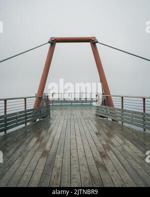 Moderne Aussichtsplattform an einem regnerischen Tag, Percé, Quebec, Kanada Stockfoto