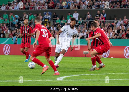 Köln, Nordrhein-Westfalen, Deutschland. 31. August 2022. Der FC Bayern München-Vorkämpfer ERIC MAXIM CHOUPO-MOTING (13) versucht in der Eröffnungsrunde des DFB-Pokals im RheinEnergieStadion in Köln einen Pass gegen die Verteidiger des FC Viktoria Cologne 1904, darunter NIKLAS MAY (37, Mitte links). (Bild: © Kai Dambach/ZUMA Press Wire) Stockfoto