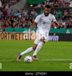 Köln, Nordrhein-Westfalen, Deutschland. 31. August 2022. FC Bayern München-Stürmer ERIC MAXIM CHOUPO-MOTING (13) dribbelt im Auftaktlauf des DFB-Pokals im RheinEnergieStadion in Köln gegen den FC Viktoria Köln 1904 den Ball. (Bild: © Kai Dambach/ZUMA Press Wire) Stockfoto