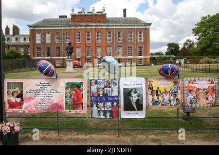 London, Großbritannien. 31. August 2022. Erinnerungsstücke, die am 25.. Todestag von Diana, Prinzessin von Wales, vor dem Kensington Palace in London ausgestellt wurden, die am frühen Morgen des 31. August 1997 nach einem tödlichen Autounfall im Tunnel Pont de l'Alma im Krankenhaus Pitie-Salpetriere in Paris starb. Kredit: SOPA Images Limited/Alamy Live Nachrichten Stockfoto