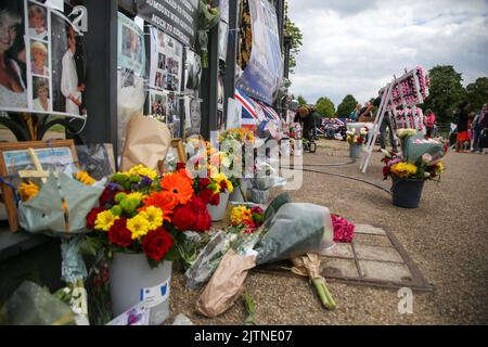 London, Großbritannien. 31. August 2022. Blumen und Ehrungen werden vor dem Kensington Palace in London zum 25.. Todestag von Diana, Prinzessin von Wales, zurückgelassen, die in den frühen Morgenstunden des 31. August 1997 nach einem tödlichen Autounfall im Tunnel Pont de l'Alma im Krankenhaus Pitie-Salpetriere in Paris starb. (Foto von Steve Taylor/SOPA Images/Sipa USA) Quelle: SIPA USA/Alamy Live News Stockfoto