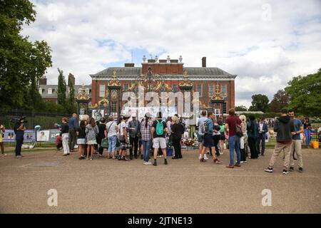 London, Großbritannien. 31. August 2022. Am 25.. Todestag von Diana, Prinzessin von Wales, versammeln sich vor dem Kensington Palace in London Wohlhabende, die in den frühen Morgenstunden des 31. August 1997 nach einem tödlichen Autounfall im Tunnel Pont de l'Alma im Krankenhaus Pitie-Salpetriere in Paris starb. (Foto von Steve Taylor/SOPA Images/Sipa USA) Quelle: SIPA USA/Alamy Live News Stockfoto