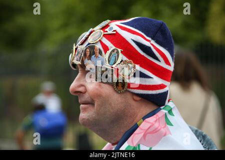 London, Großbritannien. 31. August 2022. Der königliche Fan John Loughrey vor dem Kensington Palace in London zum 25.. Todestag von Diana, Prinzessin von Wales, die in den frühen Morgenstunden des 31. August 1997 nach einem tödlichen Autounfall im Tunnel Pont de l'Alma im Krankenhaus Pitie-Salpetriere in Paris starb. (Foto von Steve Taylor/SOPA Images/Sipa USA) Quelle: SIPA USA/Alamy Live News Stockfoto