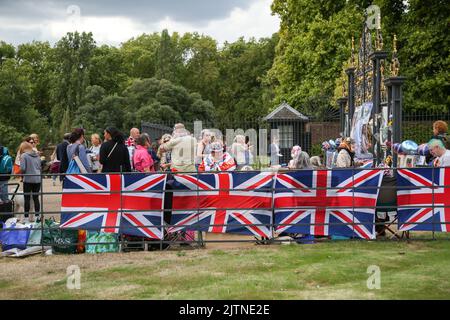 London, Großbritannien. 31. August 2022. Zum Todestag 25. von Diana, Prinzessin von Wales, die in den frühen Morgenstunden des 31. August 1997 im Krankenhaus Pitie-Salpetriere in Paris nach einem tödlichen Autounfall im Tunnel Pont de l'Alma starb, versammeln sich vor dem Kensington Palace in London Wohlhabende. (Foto von Steve Taylor/SOPA Images/Sipa USA) Quelle: SIPA USA/Alamy Live News Stockfoto