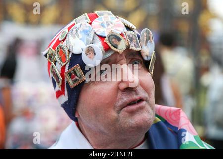 London, Großbritannien. 31. August 2022. Der königliche Fan John Loughrey vor dem Kensington Palace in London zum 25.. Todestag von Diana, Prinzessin von Wales, die in den frühen Morgenstunden des 31. August 1997 nach einem tödlichen Autounfall im Tunnel Pont de l'Alma im Krankenhaus Pitie-Salpetriere in Paris starb. (Foto von Steve Taylor/SOPA Images/Sipa USA) Quelle: SIPA USA/Alamy Live News Stockfoto