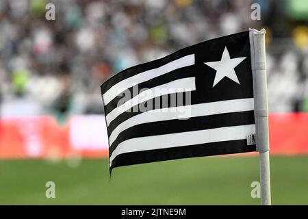 Detalhe da bandeira de escanteio, vista no Estádio Nilton Santos ( Engenhão ) momentos antes da partida entre Botafogo e Flamengo, pela 24ª rodada do Campeonato Brasileiro Série A 2022, neste domingo 28. Stockfoto