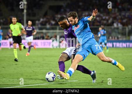 Foto Massimo Paolone/LaPresse 28 Agosto 2022 - Firentre, Italia - Sport, calcio - Fiorentina vs Napoli - Campionato italiano di calcio Serie A Tim 2022/2023 - Stadio Artemio Franchi. Nella foto: Khvicha Kvaratskhelia (SSC Napoli) in azione contrastato da Dodo (ACF Fiorentina) 28. August 2022 Florenz, Italien - Sport, calcio - Fiorentina vs Napoli - Italienische Serie A Fußballmeisterschaft 2022/2023 - Artemio Franchi Stadion. Im Bild: Khvicha Kvaratskhelia (SSC Napoli) kämpft mit Dodo (ACF Fiorentina) um den Ball Stockfoto