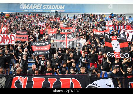 Sassuolo, Italien - 30/08/2022, Foto Massimo Paolone/LaPresse 30 Agosto 2022 - Sassuolo, Italia - Sport, calcio - Sassuolo vs Milan - Campionato italiano di calcio Serie A Tim 2022/2023 - Stadio Mapei Citt&#XE0; del Tricolore. Nella foto: i tifosi del Milan August 30, 2022 Sassuolo, Italien - Sport, calcio - Sassuolo vs Milan - Italienische Serie A Fußballmeisterschaft 2022/2023 - Mapei Stadium. Im Bild: Die Fans von Mailand Stockfoto