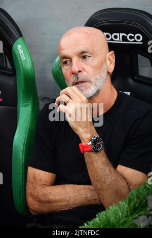 Sassuolo, Italien - 30/08/2022, Foto Massimo Paolone/LaPresse 30 Agosto 2022 - Sassuolo, Italia - Sport, calcio - Sassuolo vs Milan - Campionato italiano di calcio Serie A Tim 2022/2023 - Stadio Mapei Citt&#XE0; del Tricolore. Nella foto: Stefano Pioli (A.C. Mailand) osserva 30. August 2022 Sassuolo, Italien - Sport, calcio - Sassuolo vs Milan - Italienische Serie A Fußball-Meisterschaft 2022/2023 - Mapei Stadium. Im Bild: Stefano Pioli (A.C. Mailand) sieht zu Stockfoto