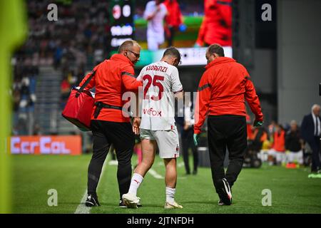 Sassuolo, Italien - 30/08/2022, Foto Massimo Paolone/LaPresse 30 Agosto 2022 - Sassuolo, Italia - Sport, calcio - Sassuolo vs Milan - Campionato italiano di calcio Serie A Tim 2022/2023 - Stadio Mapei Citt&#XE0; del Tricolore. Nella foto: Alessandro Florenzi (A.C. Mailand) infortunio 30. August 2022 Sassuolo, Italien - Sport, calcio - Sassuolo vs Milan - Italienische Serie A Fußball-Meisterschaft 2022/2023 - Mapei Stadium. Im Bild: Alessandro Florenzi (A.C. Mailand) verletzt Stockfoto