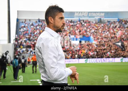 Sassuolo, Italien - 30/08/2022, Foto Massimo Paolone/LaPresse 30 Agosto 2022 - Sassuolo, Italia - Sport, calcio - Sassuolo vs Milan - Campionato italiano di calcio Serie A Tim 2022/2023 - Stadio Mapei Citt&#XE0; del Tricolore. Nella foto: Alessio Dionisi (U.S.Sassuolo) osserva 30. August 2022 Sassuolo, Italien - Sport, calcio - Sassuolo vs Milan - Italienische Serie A Fußballmeisterschaft 2022/2023 - Mapei Stadium. Auf dem Bild: Alessio Dionisi (U.S.Sassuolo) schaut auf Stockfoto