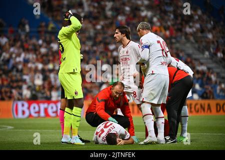 Sassuolo, Italien - 30/08/2022, Foto Massimo Paolone/LaPresse 30 Agosto 2022 - Sassuolo, Italia - Sport, calcio - Sassuolo vs Milan - Campionato italiano di calcio Serie A Tim 2022/2023 - Stadio Mapei Citt&#XE0; del Tricolore. Nella foto: Alessandro Florenzi (A.C. Mailand) infortunio 30. August 2022 Sassuolo, Italien - Sport, calcio - Sassuolo vs Milan - Italienische Serie A Fußball-Meisterschaft 2022/2023 - Mapei Stadium. Im Bild: Alessandro Florenzi (A.C. Mailand) verletzt Stockfoto