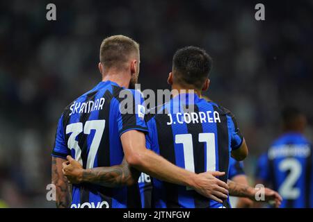 30 Agosto 2022 - Mailand , Italien - Sport, calcio - FC Inter vs Cremonese - Campionato italiano di calcio Serie A Tim 2022/2023 - Stadio San Siro. Nella foto: joaquin correa (Inter Mailand); esultanza dopo gol 1-0 Milan Skriniar (Inter Mailand); 30. August 2022 Mailand , Italien - Sport, calcio - FC Inter vs Cremonese - Italienische Serie A Fußballmeisterschaft 2022/2023 - San Siro Stadium . Im Bild: joaquin correa Inter Mailand); feiert nach dem 1-0. Tor Milan Skriniar (Inter Mailand); Stockfoto