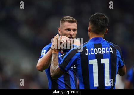 30 Agosto 2022 - Mailand , Italien - Sport, calcio - FC Inter vs Cremonese - Campionato italiano di calcio Serie A Tim 2022/2023 - Stadio San Siro. Nella foto: joaquin correa (Inter Mailand); esultanza dopo gol 1-0 Milan Skriniar (Inter Mailand); 30. August 2022 Mailand , Italien - Sport, calcio - FC Inter vs Cremonese - Italienische Serie A Fußballmeisterschaft 2022/2023 - San Siro Stadium . Im Bild: joaquin correa Inter Mailand); feiert nach dem 1-0. Tor Milan Skriniar (Inter Mailand); Stockfoto