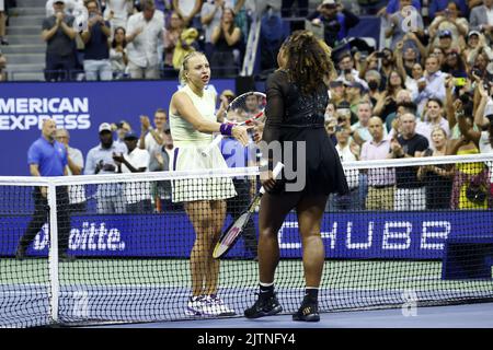 Flushing Meadow, United Gab An. 31. August 2022. Serena Williams schüttelt sich die Hände mit Anet Kontaveit aus Estland, nachdem sie am Mittwoch, den 31. August 2022, ihr zweites Spiel der US Open Tennis Championships 2022 im Arthur Ashe Stadium im USTA Billie Jean King National Tennis Center in New York City gewonnen hat. Foto von John Angelillo/UPI Credit: UPI/Alamy Live News Stockfoto