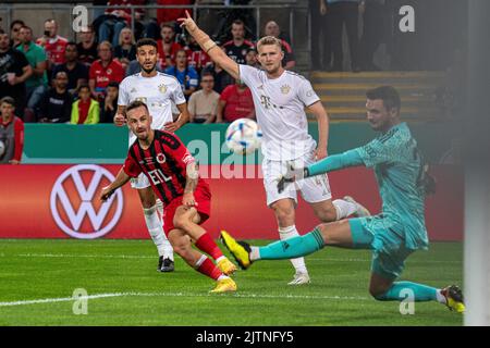 Köln, Nordrhein-Westfalen, Deutschland. 31. August 2022. FC Viktoria Cologne 1904 Mittelfeldspieler SIMON HANDLE (7, vorne links) versucht beim DFB-Pokal-Erstspiel gegen den FC Bayern München im RheinEnergieStadion in Köln einen Schuss an FC Bayern München-Torwart SVEN ULREICH (26, ganz rechts) vorbei. (Bild: © Kai Dambach/ZUMA Press Wire) Stockfoto