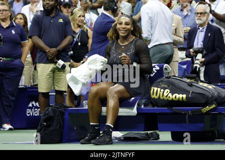 Flushing Meadow, United Gab An. 31. August 2022. Serena Williams lächelt, nachdem sie am Mittwoch, den 31. August 2022, ihr zweites Spiel der US Open Tennis Championships 2022 gegen Anet Kontaveit aus Estland im Arthur Ashe Stadium im USTA Billie Jean King National Tennis Center in New York City gewonnen hat. Foto von John Angelillo/UPI Credit: UPI/Alamy Live News Stockfoto