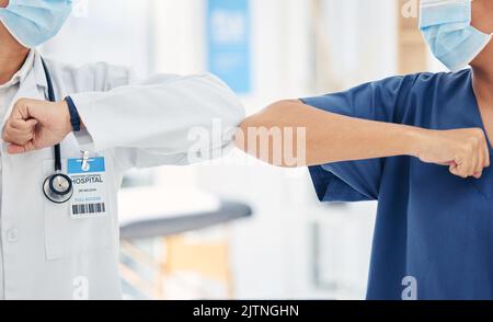 Arzt und Krankenschwester grüßen mit Ellbogen, um die Ausbreitung von Covid in einem Krankenhaus während der Zusammenarbeit zu stoppen, danke oder Herzlich Willkommen. Healthcare Teamwork, Unterstützung und Stockfoto