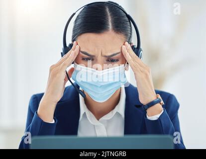 Burnout, Kopfschmerzen und Schmerzen Callcenter-Agent arbeitet an Laptop, Headset und medizinischer Gesichtsmaske. Müde, Stress und frustriert Kundenservice oder Stockfoto